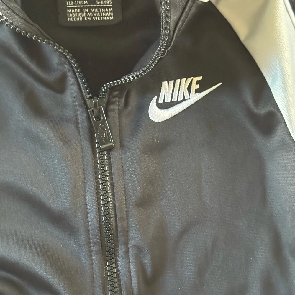 Boys’ Nike Full Zip Track Jacket Black Gray Size 6